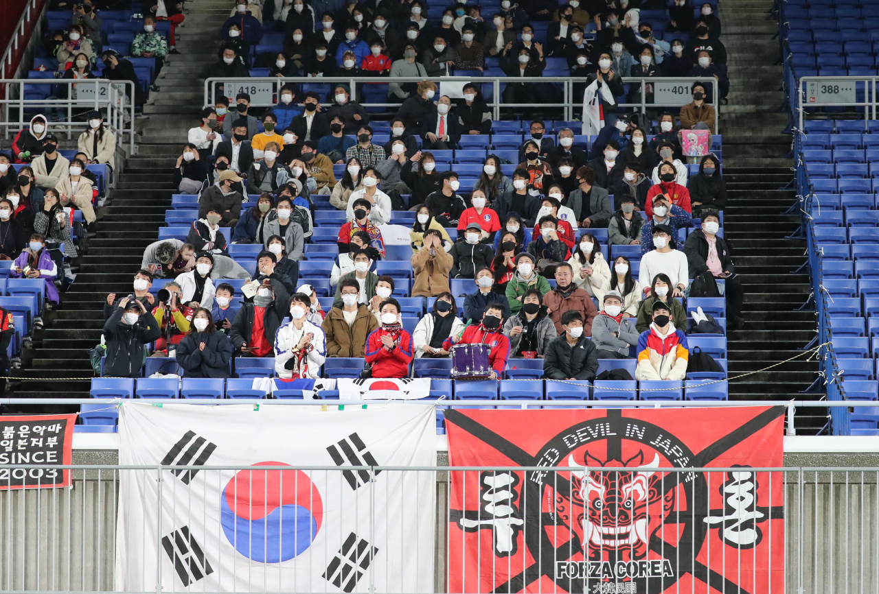 25일 일본 가나가와현 요코하마시 닛산스타디움에서 열린 80번째 한일전에서 붉은 악마 응원단이 경기를 지켜보고 있다. [연합]