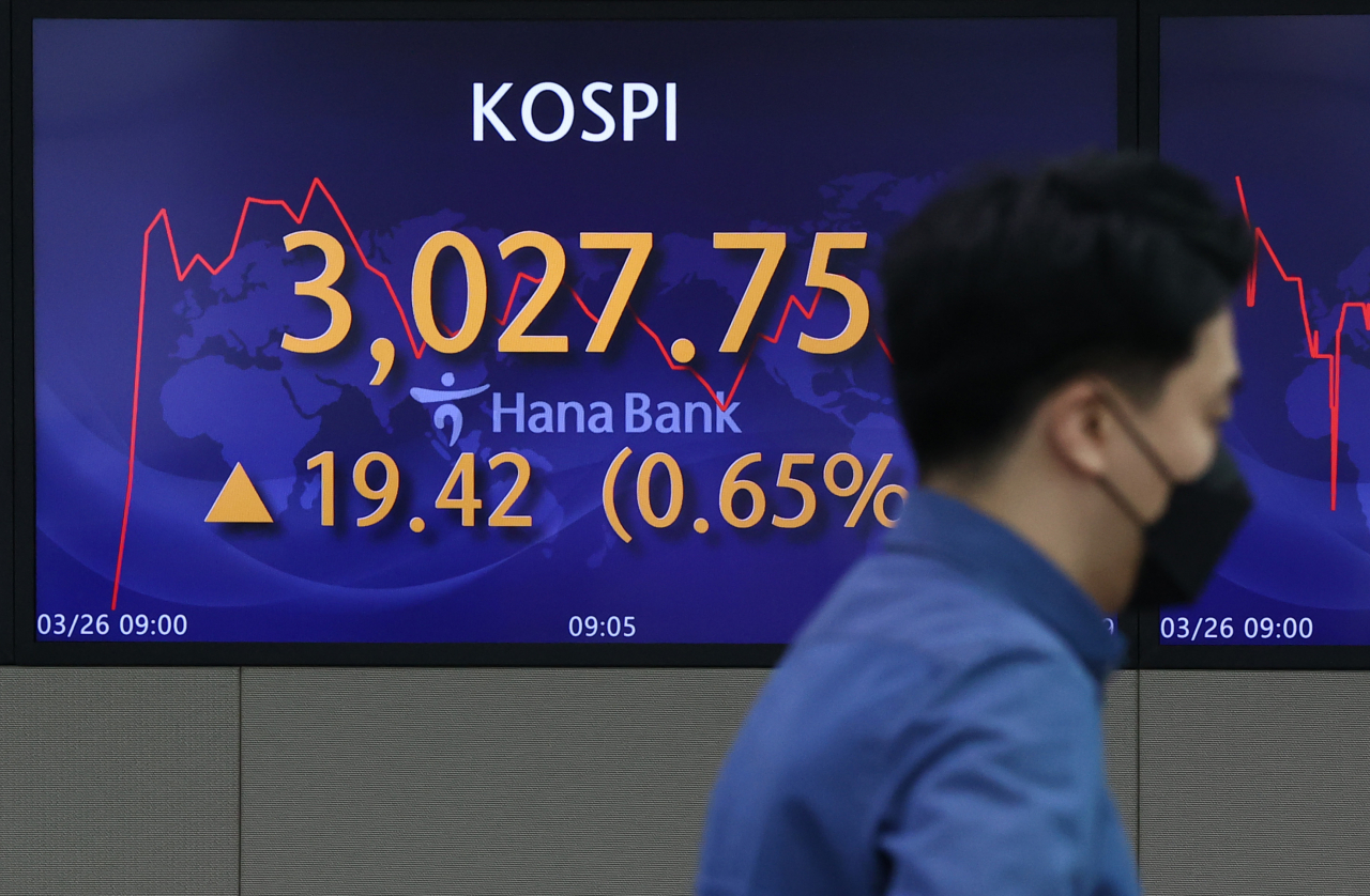 26일 명동 하나은행 본점 딜링룸 전광판에 실시간 코스피가 표시돼 있다. 이날 오전 9시 2분 현재 코스피는 전날보다 18.13포인트 오른 3,026.46을 나타냈다. [연합]