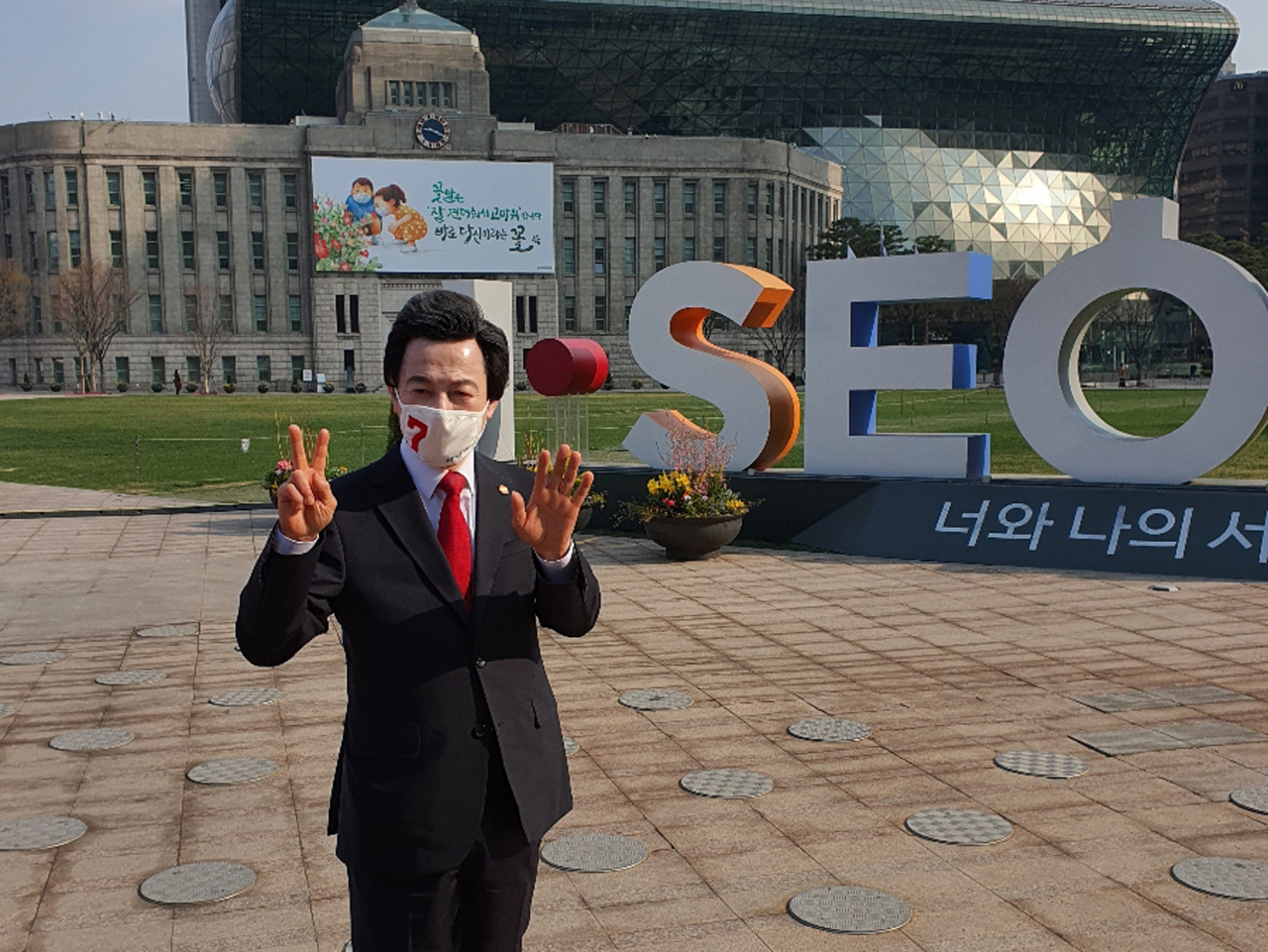 4.7 재·보궐선거 공식 선거운동 첫날인 25일 국가혁명당 허경영 서울시장 후보가 서울광장 인근에서 지지를 호소하고 있다. [연합]
