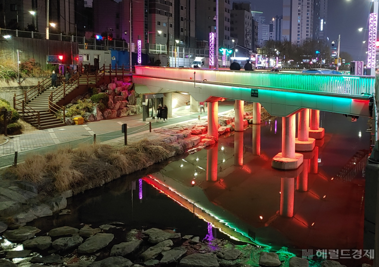 별빛내린천 신림4,5동교에 설치된 경관조명. [관악구 제공]