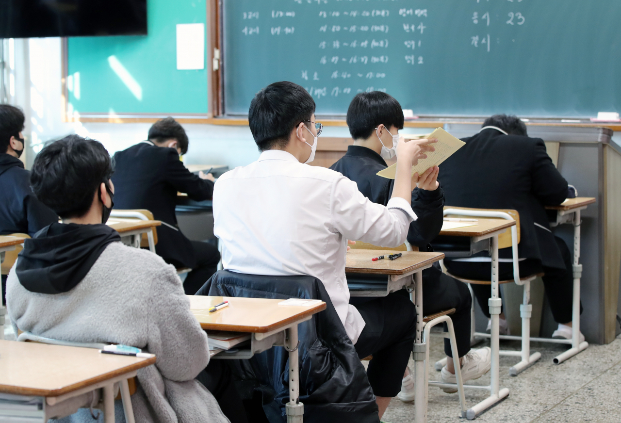 지난 25일 오전 광주 서구 광덕고등학교에서 올해부터 달라지는 대학수학능력시험(수능) 체제에 맞춘 첫 고등학교 전국연합학력평가가 실시되고 있다. [연합]