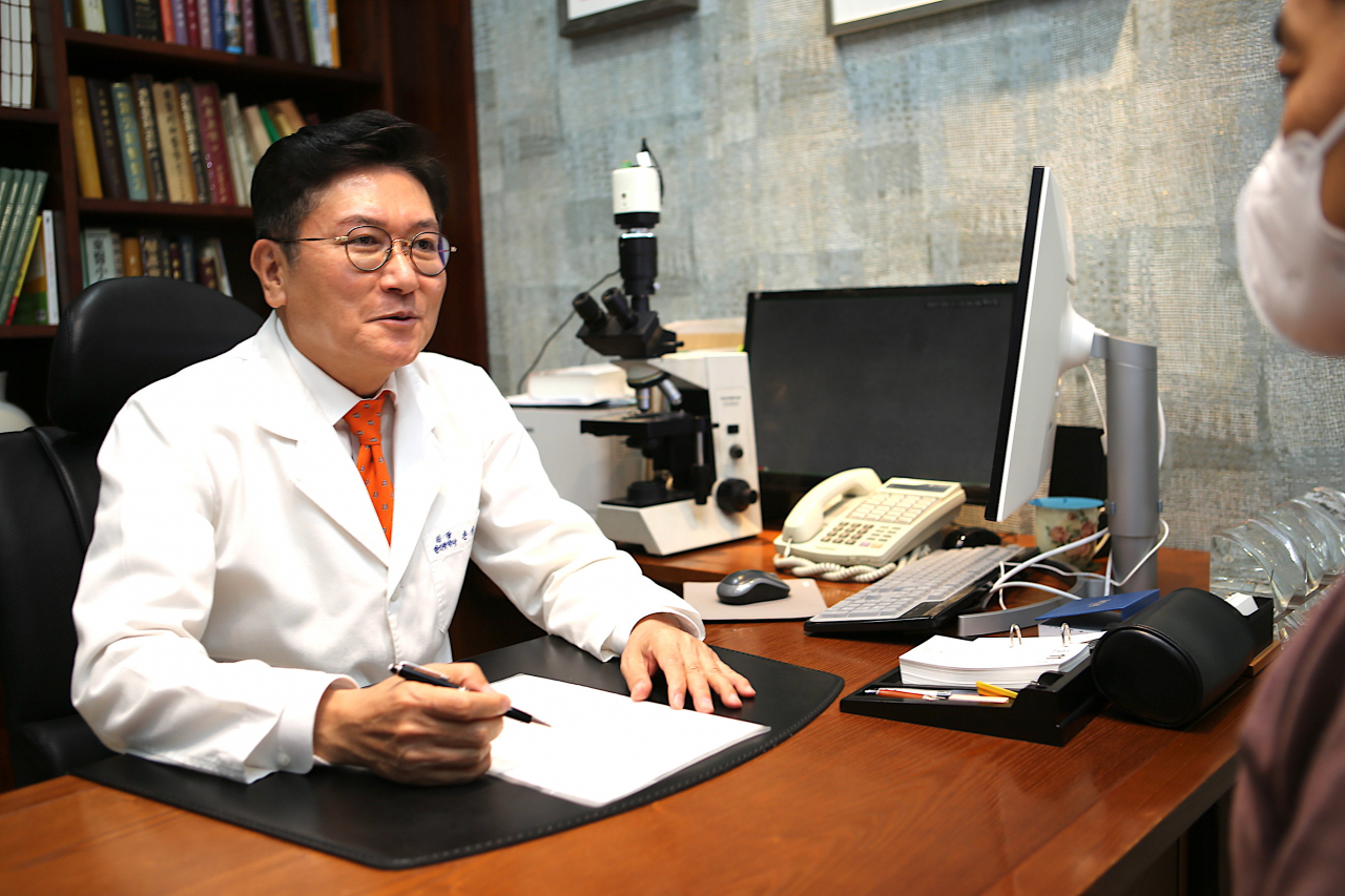 일중한의원 손기정 원장이 전립선으로 고통받는 환자와 상담하고 있다.