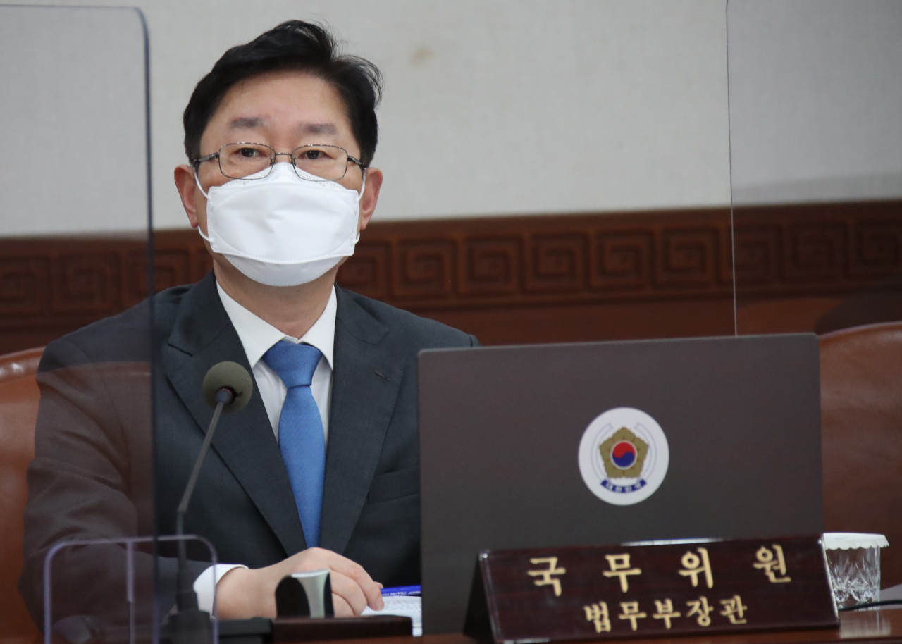 박범계 법무부 장관이 지난 23일 정부서울청사에서 열린 국무회의에 참석해 정세균 국무총리의 발언을 듣고 있다. [연합]