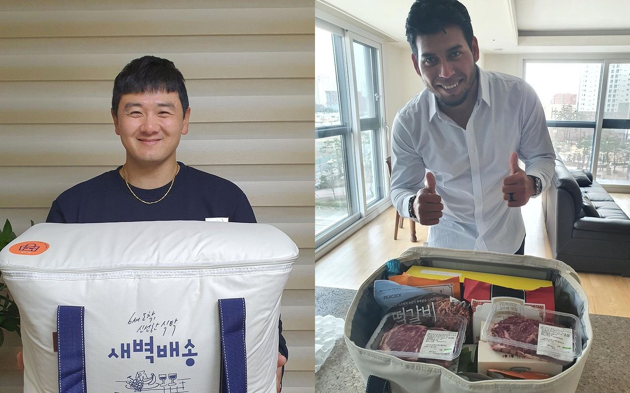 SSG 구단의 식료품 선물을 받고 환하게 웃는 최주환(왼쪽)과 윌머 폰트.[SSG랜더스 인스타그램]