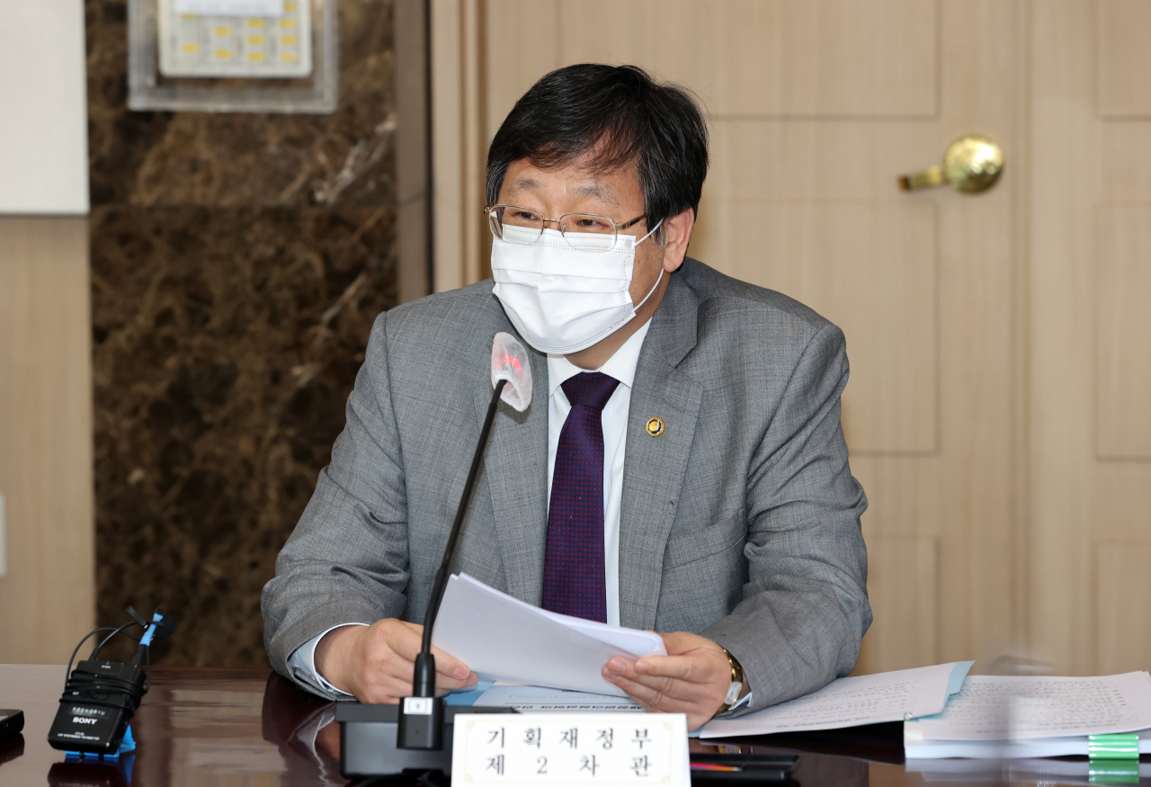 안일환 기획재정부 2차관이 26일 서울 종로구 정부서울청사에서 제2차 긴급 재정관리 점검회의에서 발언하고 있다. 안 차관은 "코로나19로 생계에 어려움을 겪는 483만 자영업자와 소상공인 등에 대해서는 가장 먼저 지원금이 지급되도록 행정력을 집중하겠다"고 말했다. [연합]