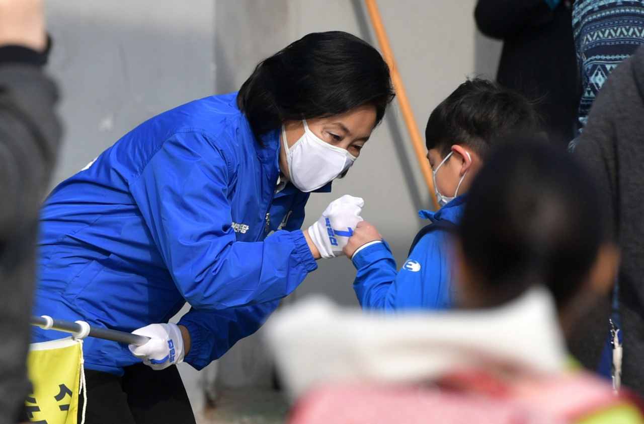 4·7 재보선 더불어민주당 박영선 서울시장 후보가 26일 서울 서대문구 북가좌초등학교 앞에서 녹색어머니회 회원들과 교통안전봉사활동을 하는 도중 초등학생과 주먹인사를 나누고 있다. [연합]