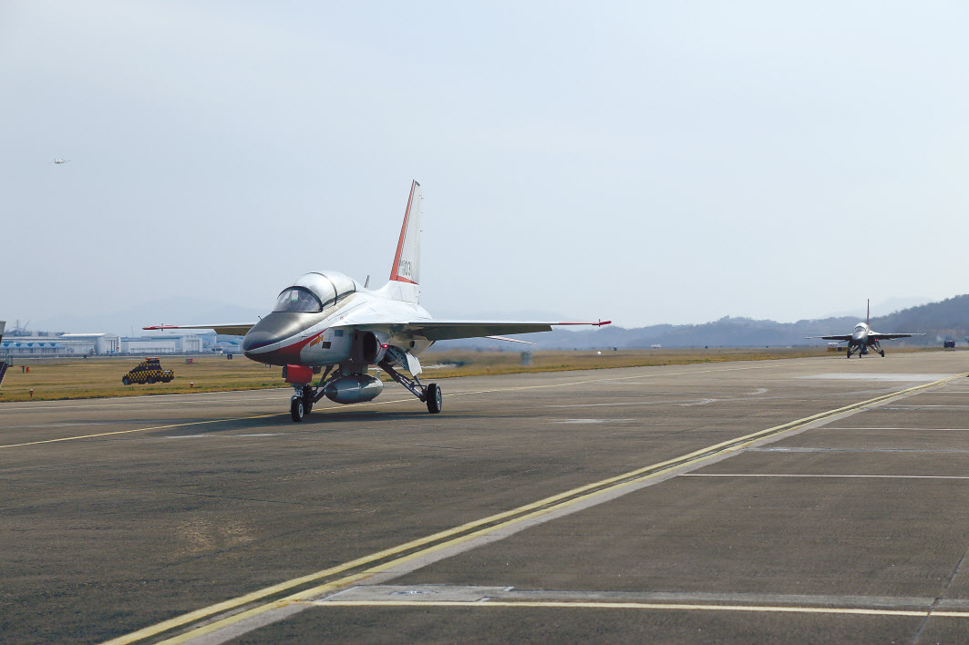 KF-X 초도요원들이 국산 초음속 고등훈련기 T-50과 경공격기 FA-50 비행에 나서고 있다.