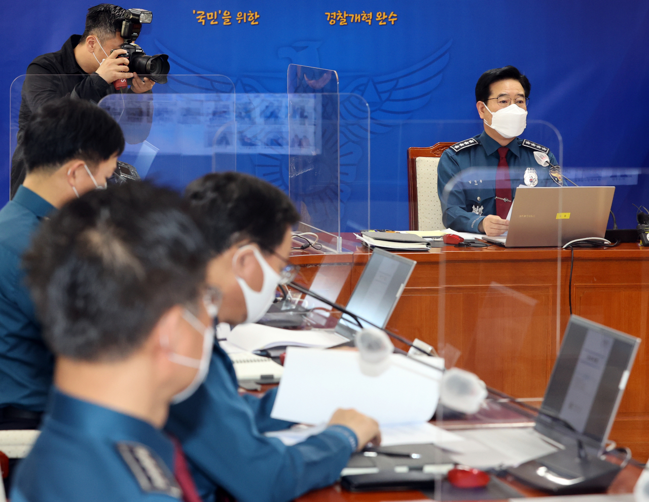 김창룡 경찰청장이 26일 오전 서울 서대문구 경찰청에서 열린 전국 지휘부 화상회의를 주재하고 있다. [연합]