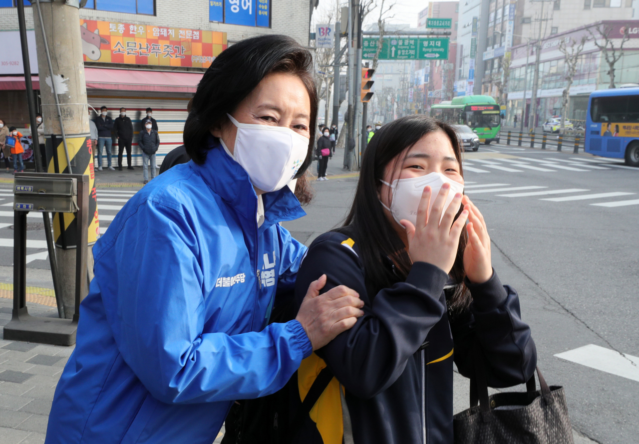 4·7 재보선 더불어민주당 박영선 서울시장 후보가 26일 서울 서대문구 북가좌초등학교 앞에서 한 초등학생과 기념사진을 찍고 있다. [국회사진기자단]