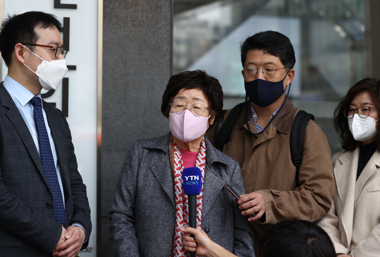 일본군 위안부 피해자인 이용수 할머니가 26일 서울 중구 국가인권위원회 앞에서 최영애 인권위원장과 면담을 앞두고 발언을 하고 있다. [연합]