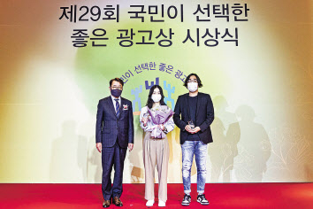 (왼쪽부터) 한국광고주협회 최영범 운영위원장, LG유플러스 류정은 선임, 신혁 책임.[LG유플러스 제공]