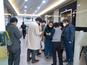 지난 23일 오전 삼성 모바일 스토어 여의도점 앞. 구글 안드로이드OS 앱 업데이트 중 발생한 ‘폰 먹통’에 서비스 센터를 찾은 소비자들로 북적이고 있다. [최준선 기자]