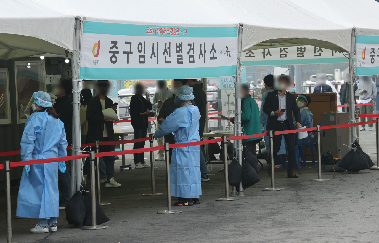 지난 26일 서울역 광장 중구 임시선별검사소에서 시민들이 신종 코로나바이러스 감염증(코로나19) 검사를 위해 차례를 기다리고 있다. [연합]