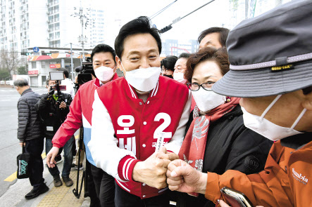 오세훈 국민의힘 서울시장 후보가 26일 오전 서울 강서구 증미역에서 시민들과 주먹을 부딪치며 지지를 호소하고 있다. [국회사진기자단]