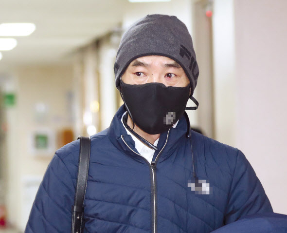 서해상에서 북한군에 사살된 공무원의 형 이래진 씨가 올해 2월 4일 오전 이인영 통일부 장관과 면담을 위해 정부서울청사 통일부 장관실로 이동하고 있다. [연합]