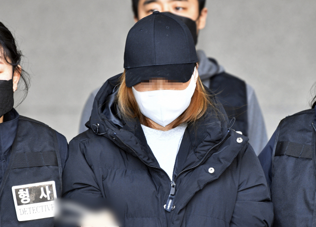 지난 17일 오후 경북 구미경찰서에서 3세 여아 사망사건의 친모인 석모씨가 호송 차량으로 이동하고 있다. 경찰은 이날 석씨를 미성년자 약취 혐의 외에 시체유기 미수 혐의를 추가해 검찰에 송치했다. [연합]
