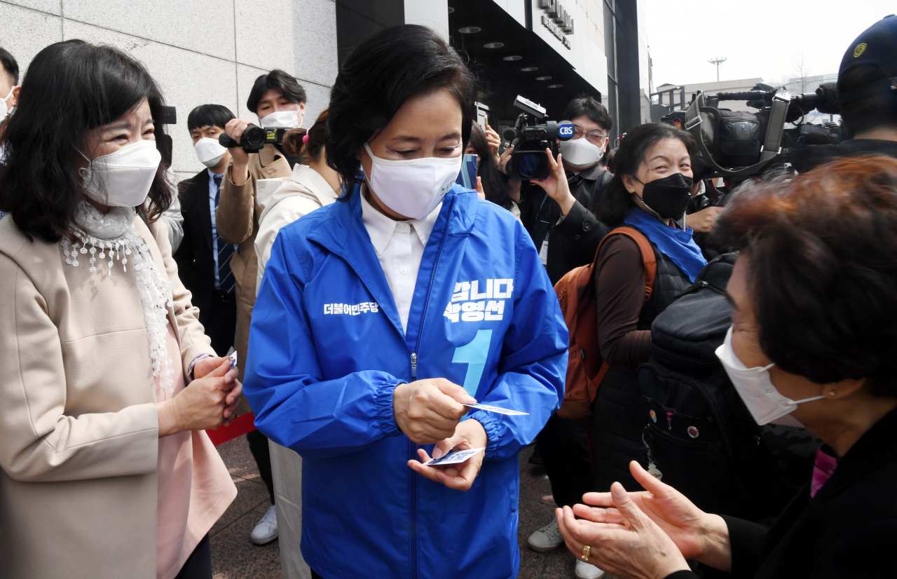 박영선 더불어민주당 서울시장 후보가 26일 서울 서대문구 현대백화점 앞에서 집중유세에 앞서 시민들과 인사하고 있다. 국회사진기자단