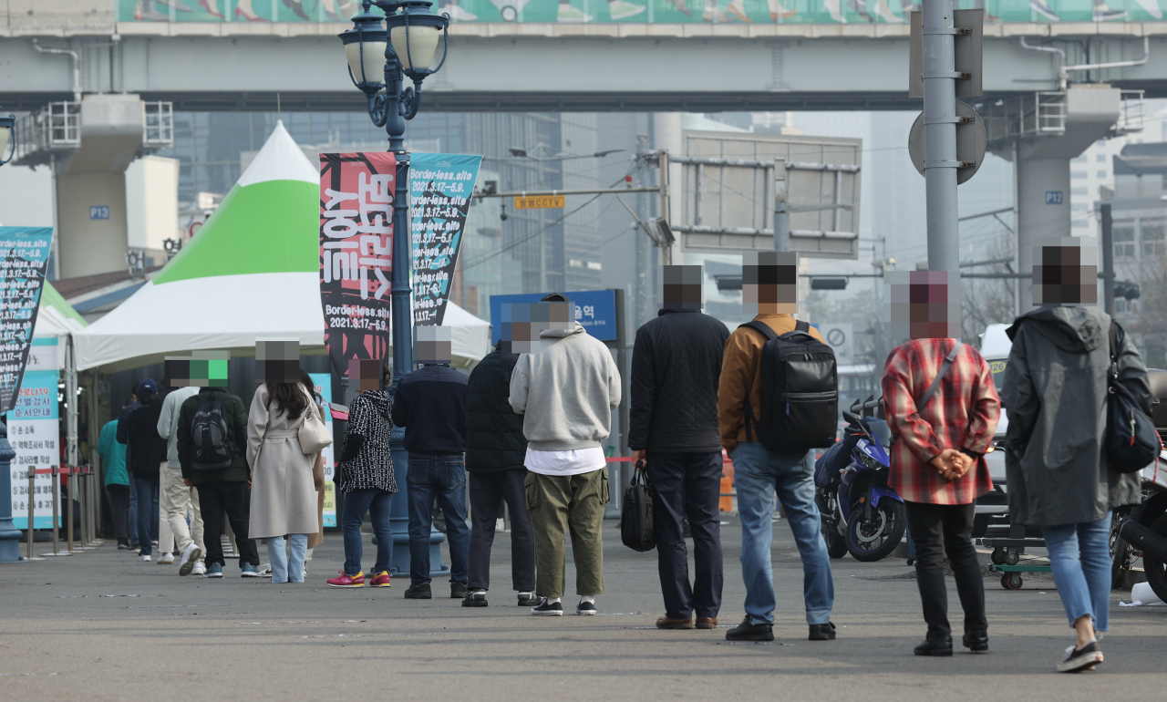 26일 서울역 광장 중구 임시선별검사소에서 시민들이 코로나19 검사를 위해 차례를 기다리고 있다. 정부는 이날 '코로나19 대응' 중앙재난안전대책본부 회의에서 다음주부터 2주 동안 지금의 사회적 거리두기 단계(수도권 2단계, 비수도권 1.5단계) 및 5인 이상 모임금지 지침을 그대로 유지하기로 결정했다. [연합]
