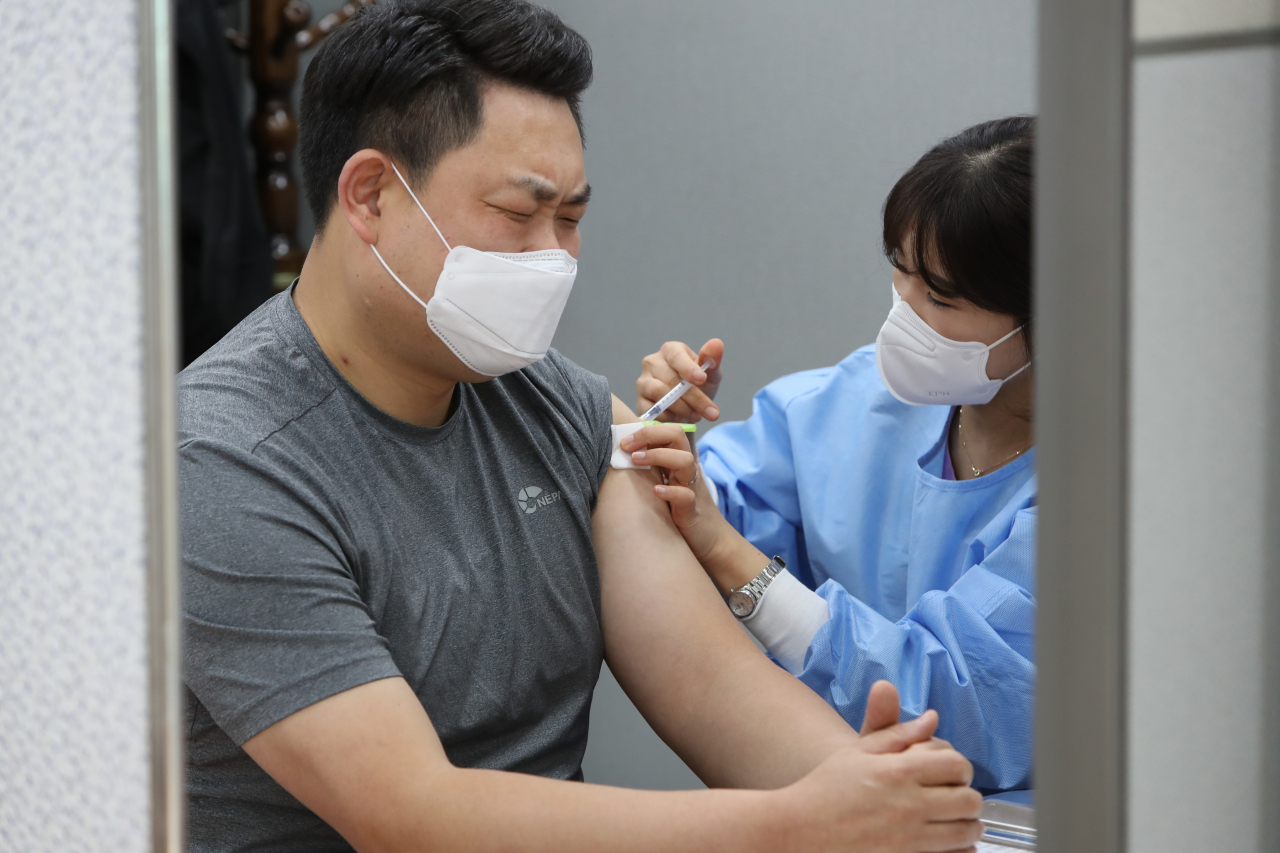 지난 24일 오전 광주 동구 조선대학교병원 의성관에 마련된 코로나19 호남권역 예방접종센터에서 의료기관 종사자가 화이자 백신 2차 접종을 하고 있다. [연합]