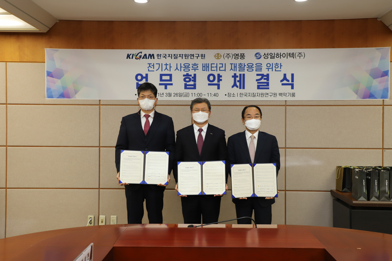 26일 한국지질자원연구원에서 열린 전기차 배터리 재활용 연구개발 및 상용화 기반조성 업무협약식에서 왼쪽부터 이강명 성일하이텍 대표이사, 김복철 한국지질자원연구원장, 이강인 영풍 대표이사가 기념촬영을 하고 있다.[한국지질자원연구원 제공]