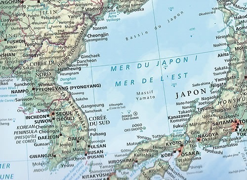 This provided photo shows the body of water between the Korean Peninsula and Japan being called both the "East Sea" and the "Sea of Japan" in the 2015 World Atlas published by French newspaper Le Monde. (Yonhap)