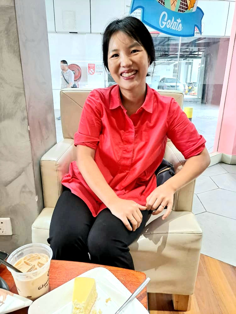 동티모르 딜리의 한 카페테리아에서 웃고 있는 라정진 씨. [제공=효형출판]