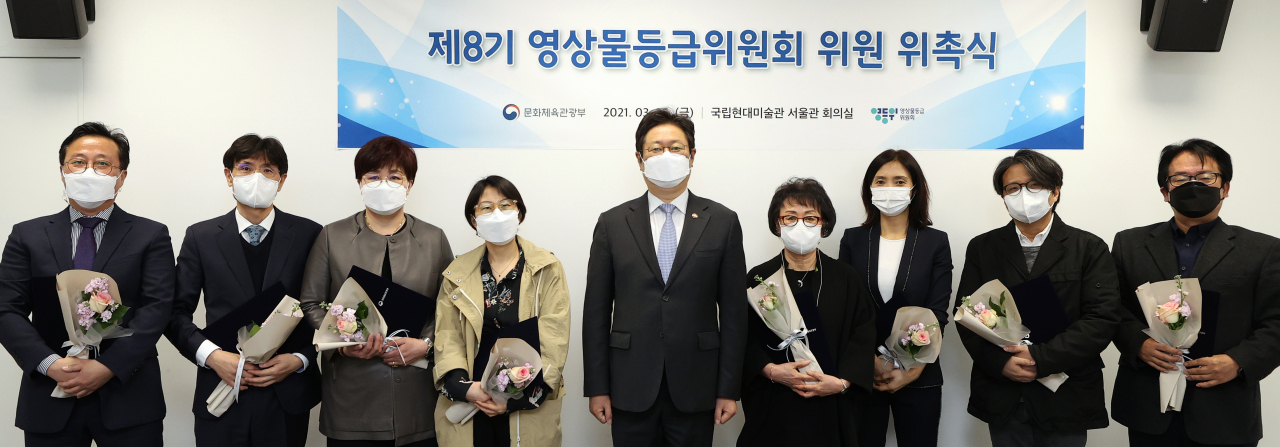 황희(가운데) 문화체육관광부 장관이 26일 서울 종로구 국립현대미술관 서울관에서 열린 제8기 영상물등급위원회 위원 위촉식에 참석해 신임 위원들과 기념촬영을 하고 있다. 황 장관 오른쪽이 채윤희 신임 위원장. [문체부 제공]