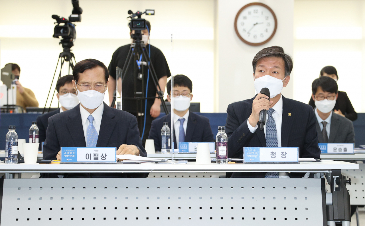 김대지(앞줄 오른쪽) 국세청장이 26일 오후 서울지방국세청사에서 온·오프라인 방식으로 열린 2021년 제1차 국세행정개혁위원회 회의에서 발언하고 있다. [국세청 제공]
