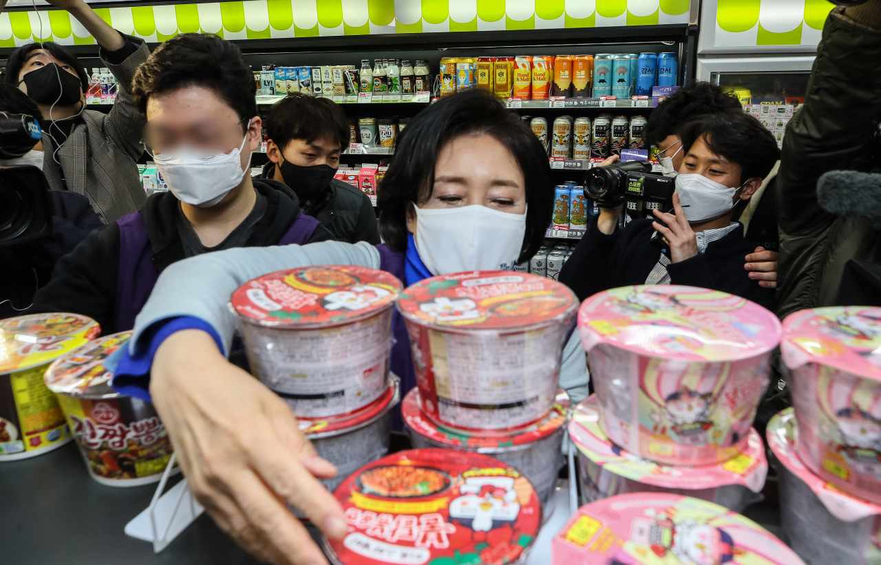 4·7 재보궐 선거운동 첫날인 25일 자정께 첫 선거운동으로 편의점 야간 아르바이트에 나선 더불어민주당 박영선 서울시장 후보가 서울 마포구 홍대 앞 한 편의점에서 컵라면을 정리하고 있다. [국회사진기자단]