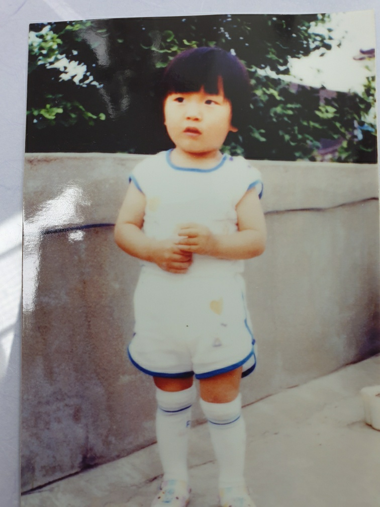 1986년 11월 4일 충남 대덕군(현 대전 대덕구)에서 실종된 김호(당시 3세) 군. 배에 수두 자국, 납작한 얼굴을 했다고 아버지 김기석 씨는 말했다. 김씨는 집에서 아들을 “호야”라고 불렀다고 했다. 실종 당시 흰색 내의, 얇은 회색 바지, 노란색 슬리퍼, 모자 달린 분홍색 얇은 스웨터를 입고 있었다. [김기석 씨 제공]