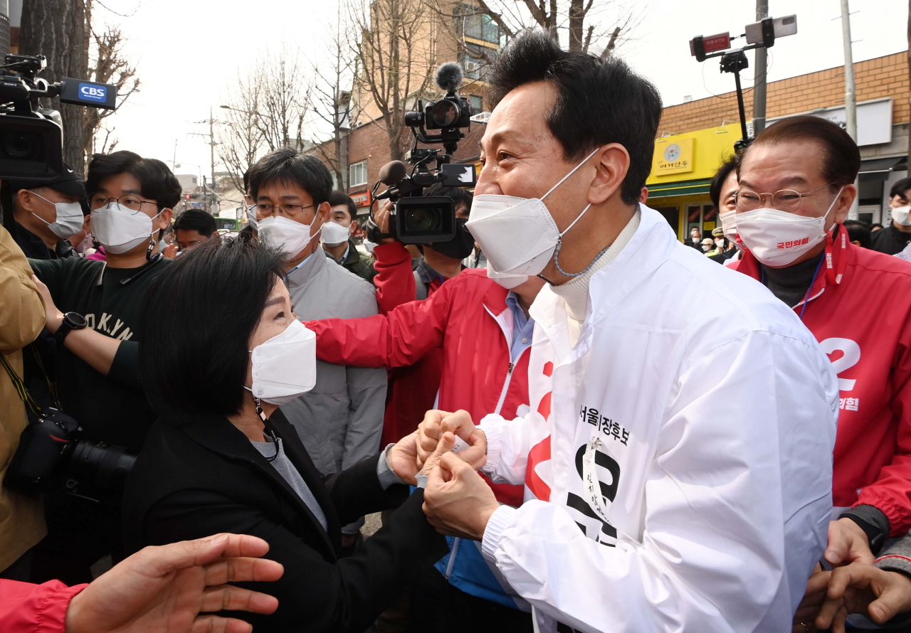 오세훈 국민의힘 서울시장 후보가 지난 26일 서울 용산구 용문시장 네거리에서 시민들과 인사하고 있다. 국회사진기자단
