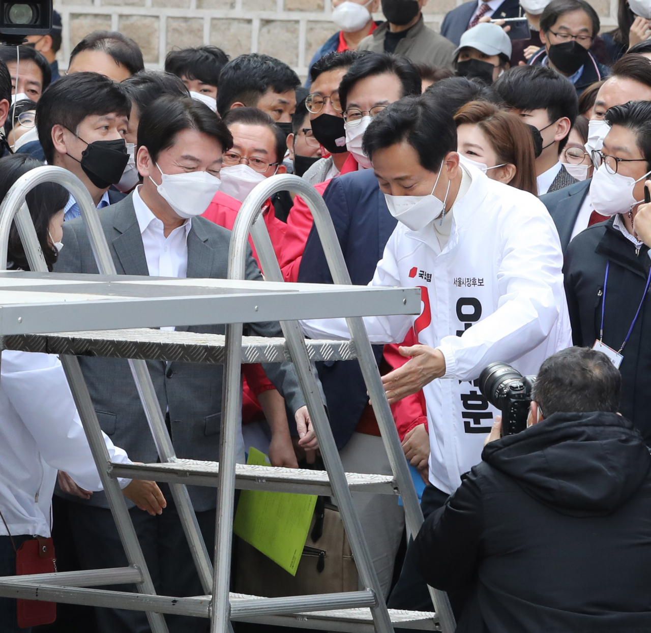 오세훈 국민의힘 4·7 재보선 서울시장 후보와 안철수 공동선대위원장이 지난 25일 오후 서울 덕수궁 대한문 앞에서 열린 유세에서 손을 맞잡아 들고 지지지들에게 인사하고 있다. [연합]