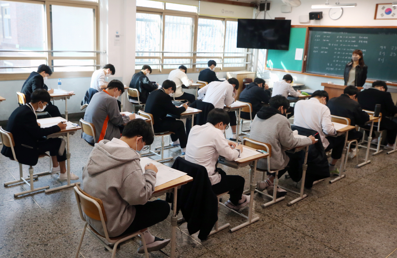 지난 25일 오전 광주 서구 광덕고등학교에서 올해부터 달라지는 대학수학능력시험(수능) 체제에 맞춘 첫 고등학교 전국연합학력평가가 실시되고 있다. [연합]
