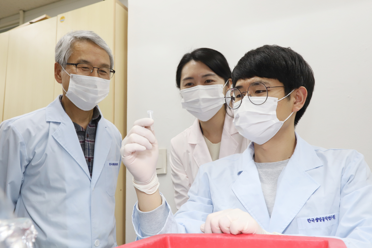 연구팀이 NK세포 배양액을 들어보이고 있다.[한국생명공학연구원 제공]