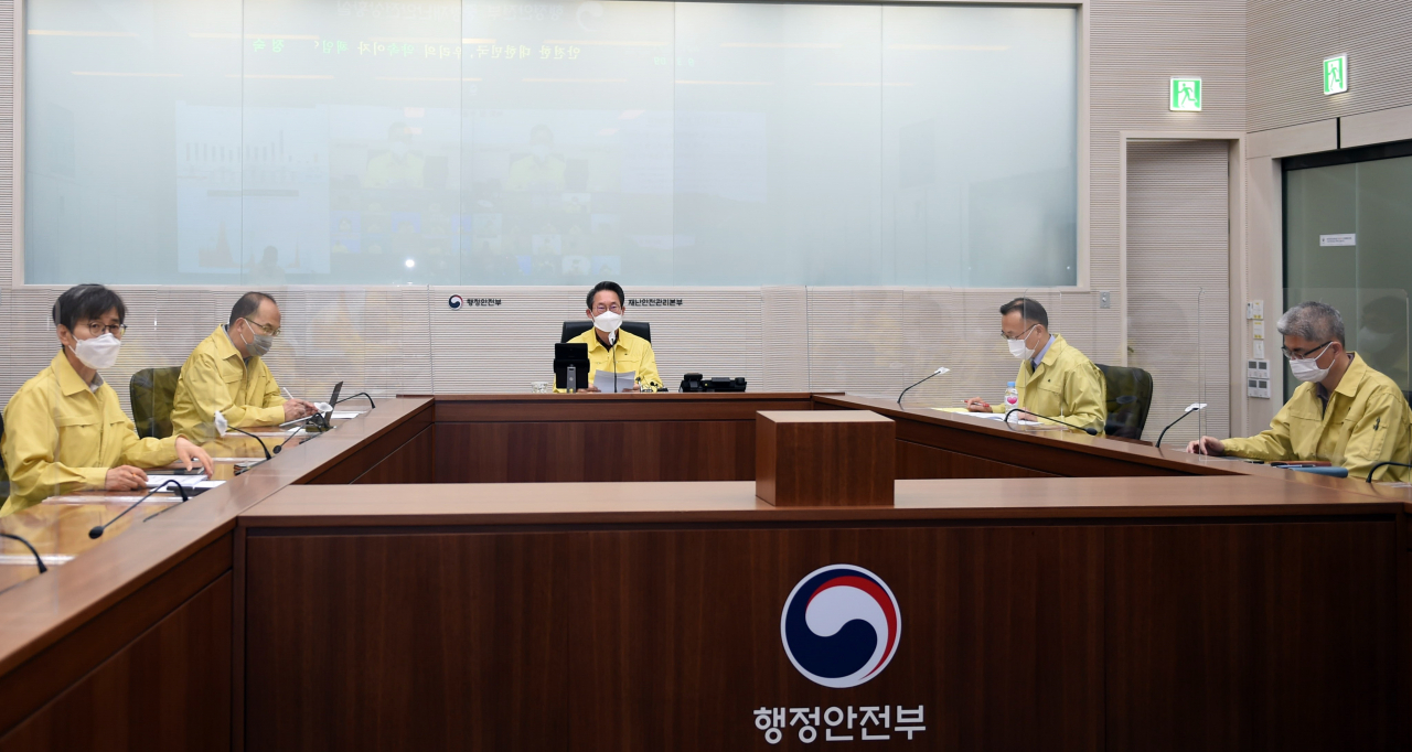 김희겸 중대본 제2총괄조정관(행정안전부 재난안전관리본부장)이 27일 오전 세종시 정부세종2청사 중앙재난안전상황실에서 열린 ‘코로나바이러스감염증-19 대응 중앙재난안전대책본부 회의’를 주재하고 있다. [연합]