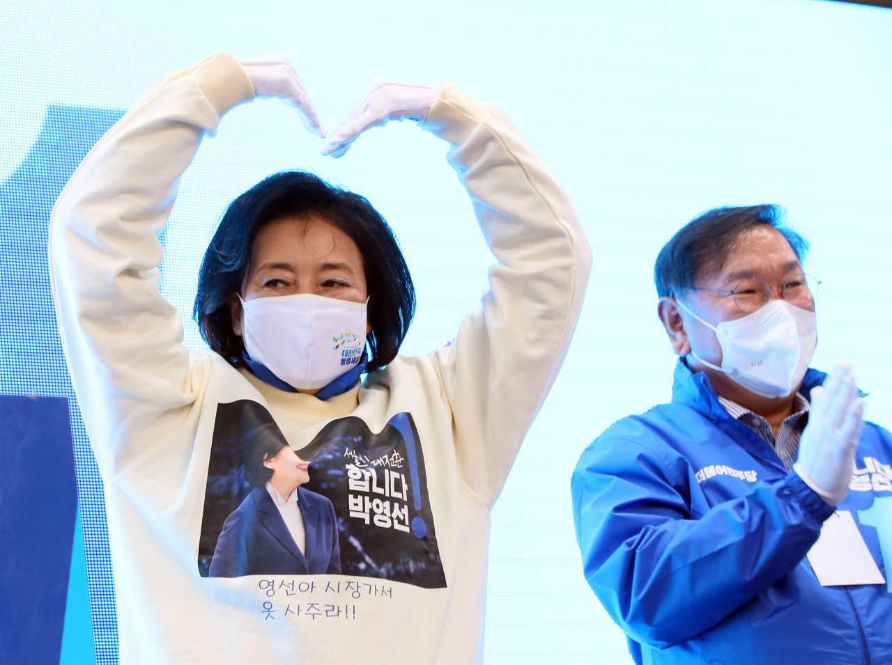 박영선 더불어민주당 서울시장 후보가 주말인 27일 서울 중랑구 동원시장 앞에서 열린 중랑구 집중 유세에서 하트를 만들며 지지를 호소하고 있다. 오른쪽은 같은 당의 김태년 공동 상임선대위원장. [연합]