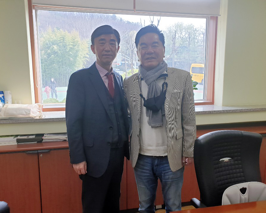 왼쪽 다니엘학교 박성배 교장, 오른쪽 심형래