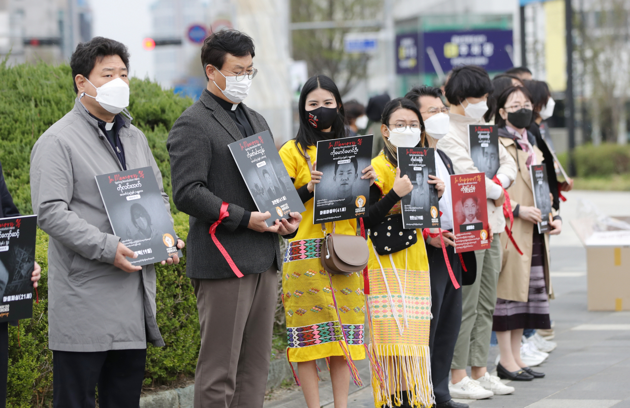 27일 오전 광주 동구 5·18 민주광장에서 재한 미얀마인(왼쪽 세번째, 네번째)이 시민들과 함께 민주화 시위로 숨진 미얀마 희생자들을 추모하는 집회를 하고 있다. [연합]