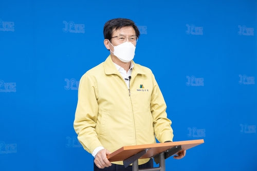 사회적 거리두기 격상 발표하는 홍성열 증평군수. [증평군 제공]