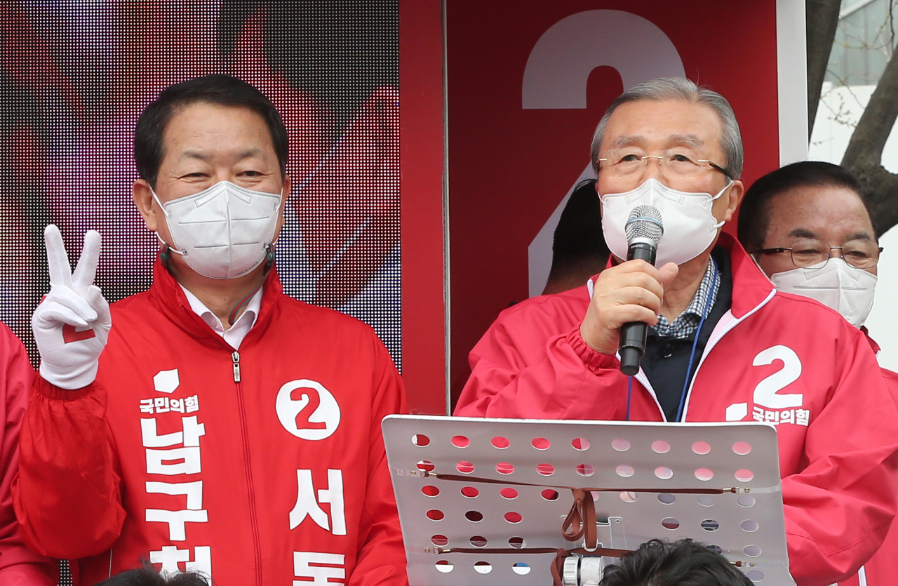 김종인(오른쪽) 국민의힘 비상대책위원장이 27일 오전 울산 남구 롯데백화점 울산점 사거리에서 같은 당의 서동욱(왼쪽) 울산 남구청장 후보 지원 유세를 하고 있다. [연합]