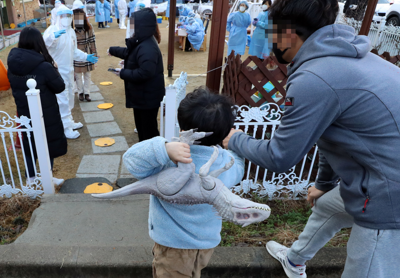 지난 1월 24일 오전 확진자가 다녀간 광주 북구의 한 유치원에 차려진 임시 선별진료소에서 어린이가 코로나19 진단 검사를 받기 위해 대기하고 있다. [연합] (사진은 기사와 직접적 관련 없음)