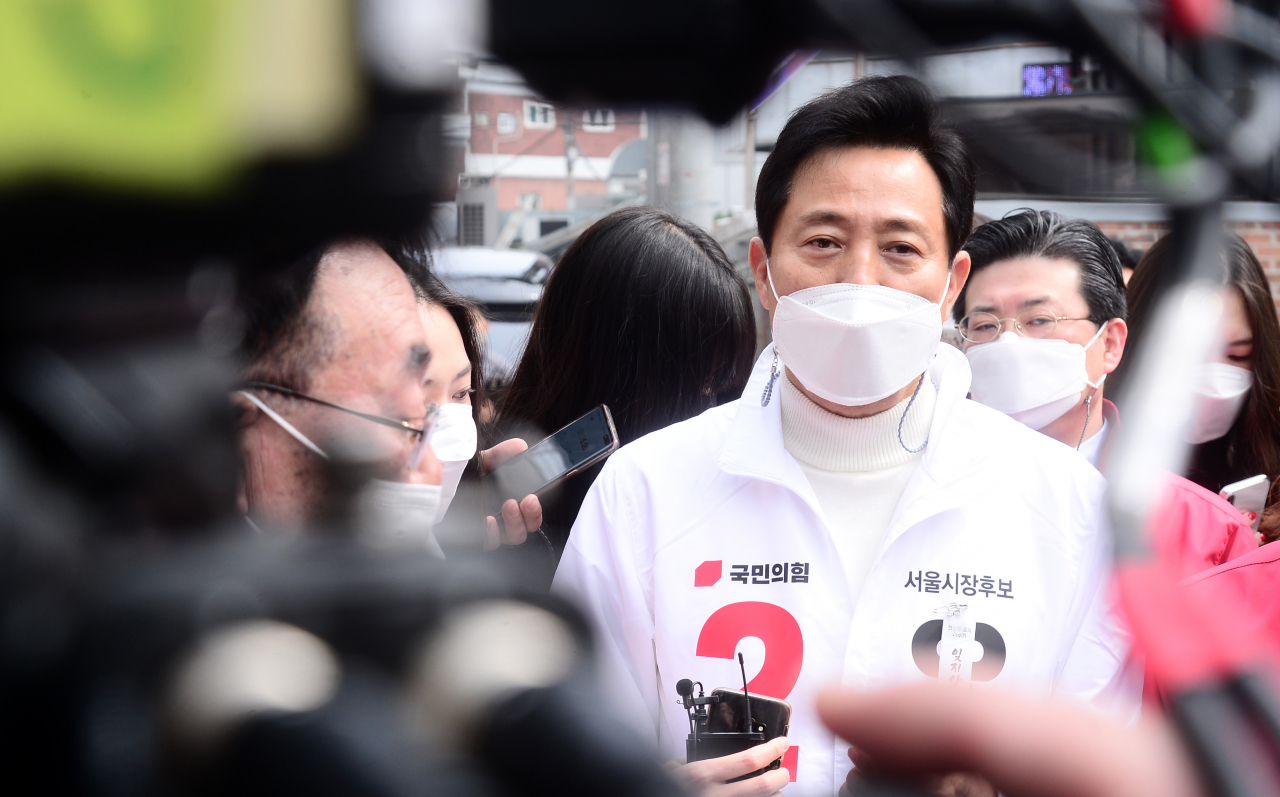 오세훈 국민의힘 서울시장 후보가 26일 오전 서울 구로구 가리봉동 도시재생사업현장을 둘러본 뒤 기자들의 질문에 답하고 있다. [국회사진기자단]