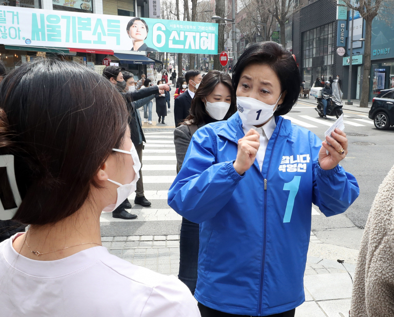 박영선 더불어민주당 서울시장 후보가 26일 서울 서대문구 이화여자대학교 정문 인근에서 대학생들과 대화를 나누고 있다. [국회사진기자단]
