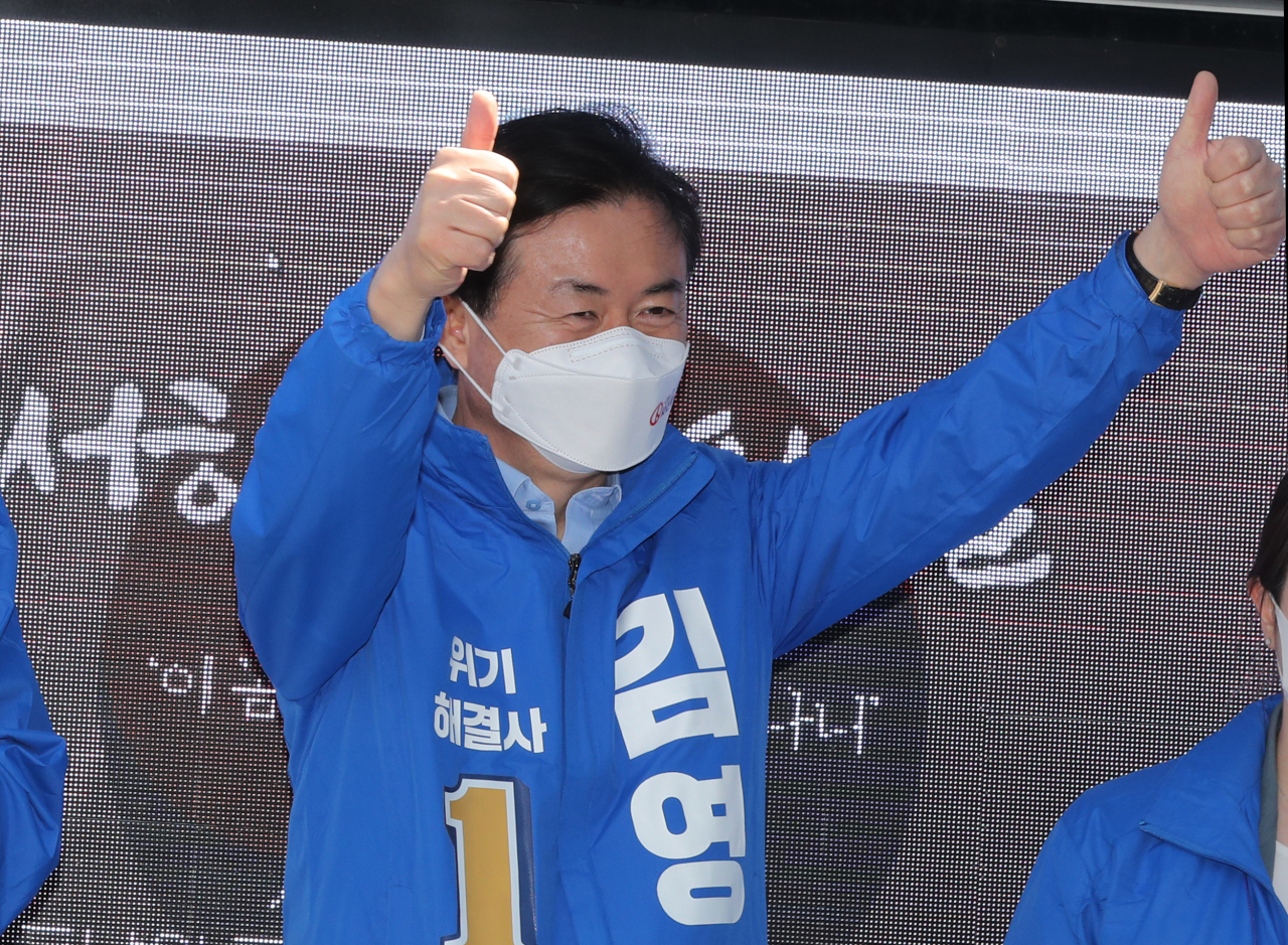 26일 부산진구 부산도시철도 서면역에서 열린 '민주당 부산 도시철도망 비전 발표식' 및 선거유세에서 김영춘 더불어민주당 부산시장 후보가 지지를 호소하고 있다. [연합]