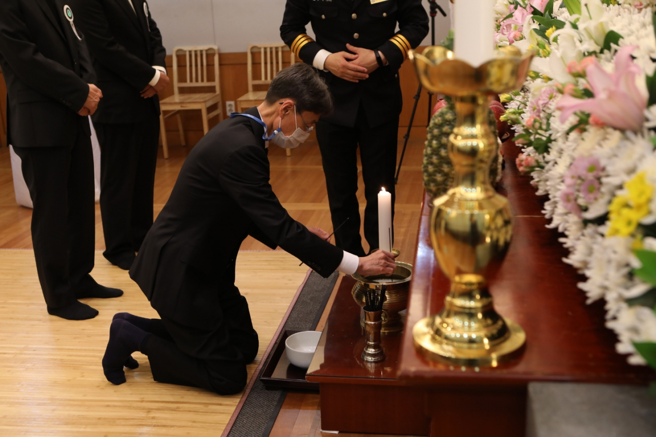 분향하는 신동원 부회장 [농심 제공]