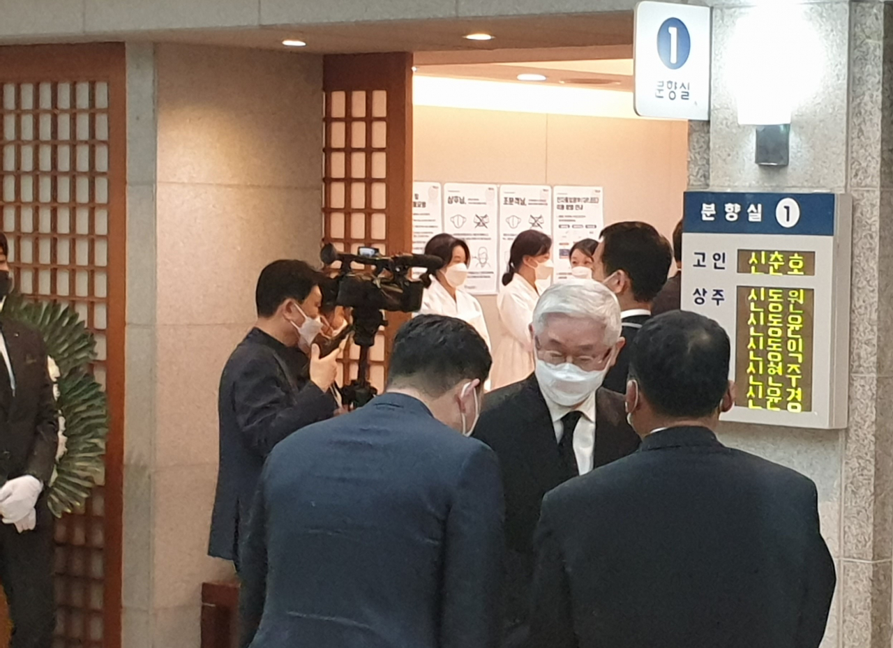 조문객을 맞이하는 서경배 아모레퍼시픽그룹 회장 [박재석 기자]