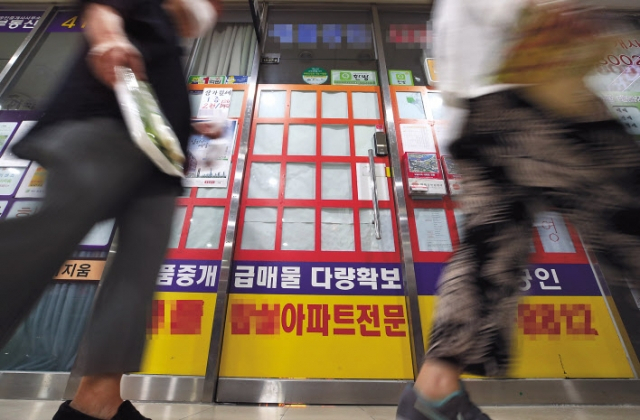 즉시입주할 수 있는 매물이 아닌, 세입자가 거주중인 집을 살 때는 고려해야 할 사항이 한 두개가 아니다. 세입자의 퇴거 의사가 확실한지는 물론이고, 만기 6개월 이전에 소유권 이전등기를 칠 수 있는지 여부를 따져봐야 한다.[사진=연합]