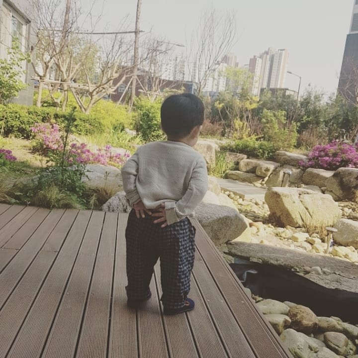본격적인 놀이터 탐험에 앞서 주변을 둘러보고 있는 J군(남.당시 약 12개월)