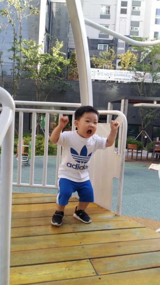 분명 본인은 치타라고 주장하지만 누가 봐도 공룡 흉내를 내는 J군(당시 4살)