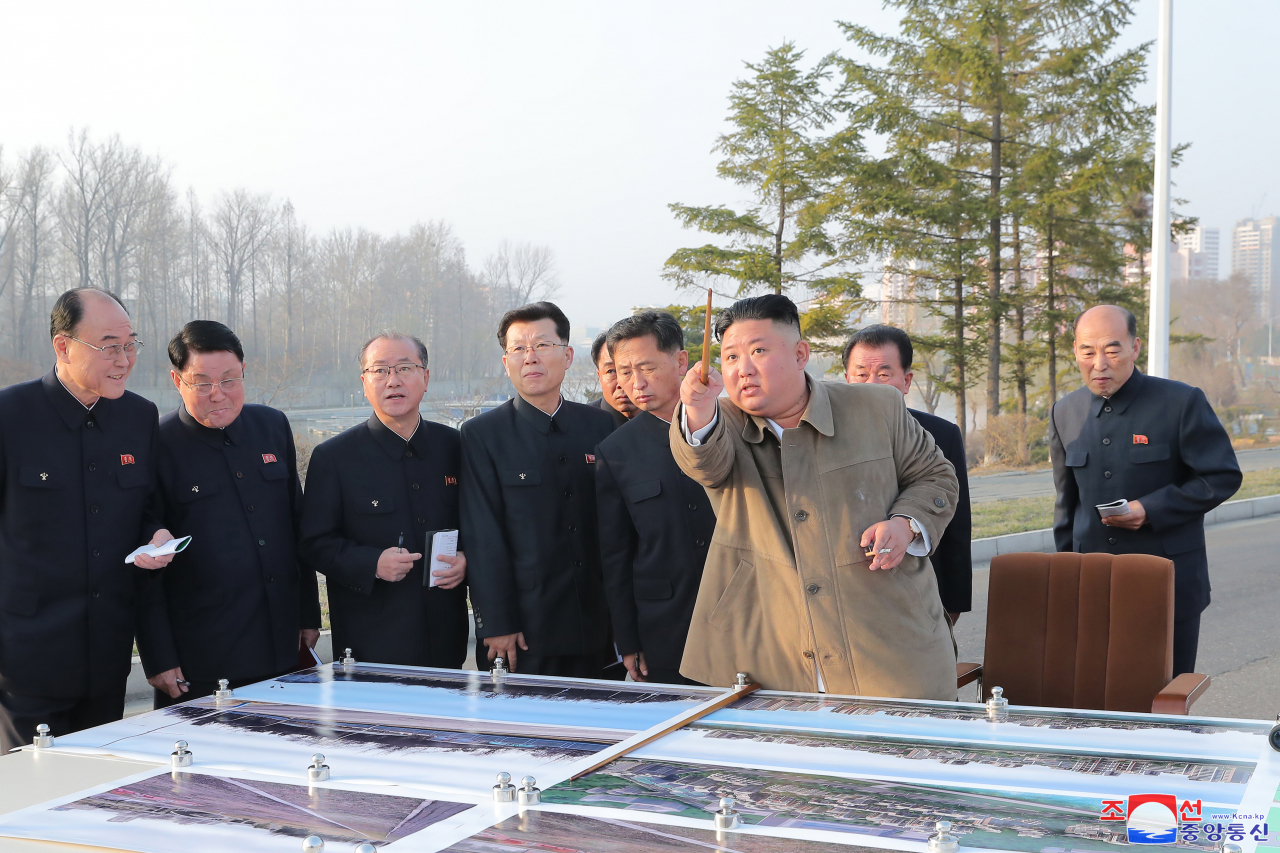 북한 김정은 국무위원장이 25일 단거리 탄도미사일인 '신형전술유도탄' 시험 발사 참관 대신 평양시내 도심에 건설할 예정인 주택단지 부지를 시찰했다. 조선중앙통신은 26일 김정은 위원장이 "보통문주변 강안지구에 호안다락식주택구를 새로 일떠세울 구상을 밝히고 현지를 돌아보시었다"고 보도했다. [연합]